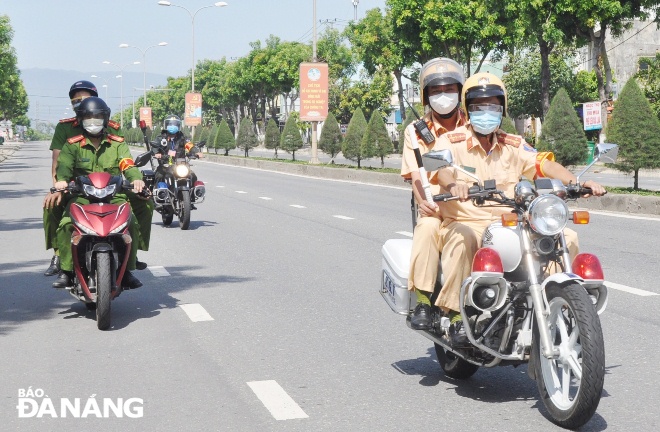 Police officers patrolling across the city to take action against anyone caught flouting the rules. Photo: LE HUNG