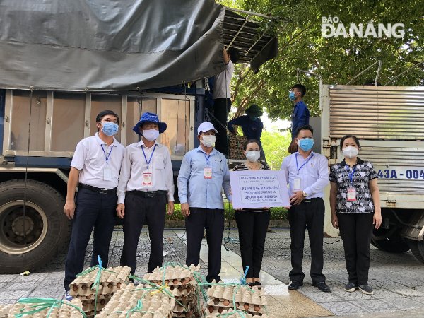 Mr Pham Phu Binh, Chief of Office of the Da Nang Committee of VFF (second, right) receives a symbolic board of donations from representatives from Hoa Phuoc Ut Ly Egg Facility. Photo: N. QUANG