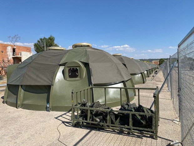 Các doanh trại được thành lập tại căn cứ không quân Torrejón de Ardoz, Madrid để tiếp đón người tị nạn Afghanistan. (Nguồn: elpais.com)