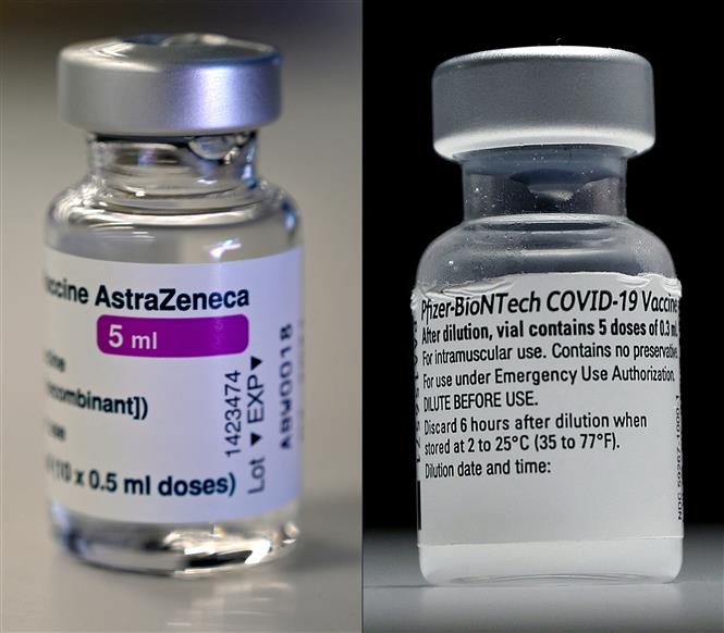 Vaccine ngừa COVID-19 của AstraZeneca (trái) và Pfizer-Biontech (phải) . Ảnh: AFP/TTXVN