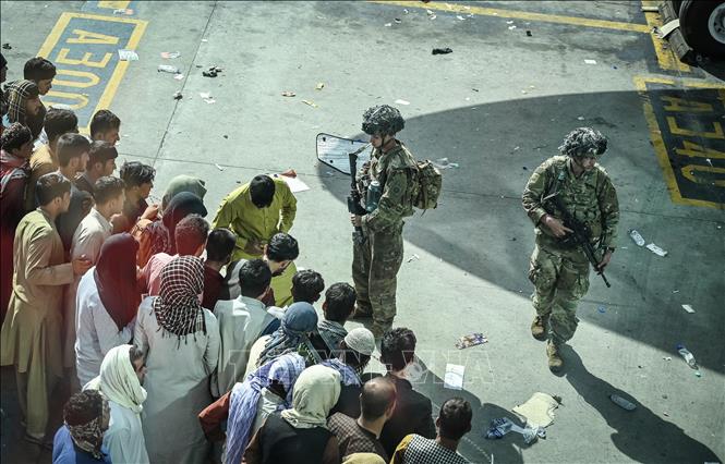 Binh sĩ Mỹ gác tại sân bay quốc tế ở Kabul, Afghanistan nhằm đảm bảo quá trình sơ tán các nhà ngoại giao, nhân viên Mỹ và công dân Afghanistan phục vụ cho các hoạt động của Mỹ ở quốc gia Tây Nam Á diễn ra an toàn, ngày 16/8/2021. Ảnh: AFP/TTXVN