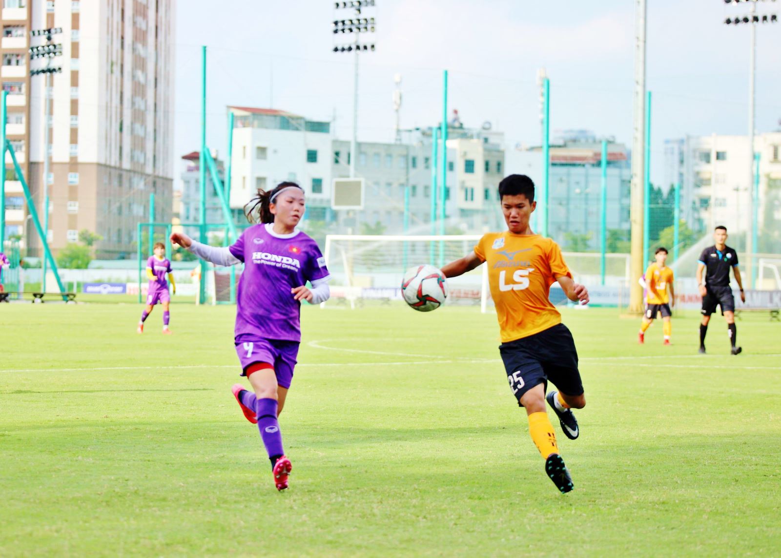 Tuyển nữ quốc gia thi đấu giao hữu cùng đội tuyển U15 futsal nam Thái Sơn Bắc. Ảnh: VFF