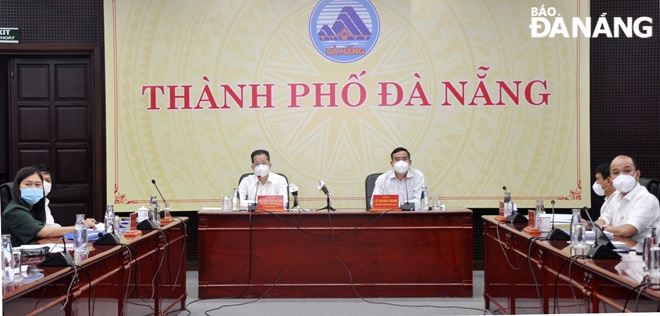 The scene of municipal Party Committee Secretary Nguyen Van Quang and municipal Peoples Committee Chairman Le Trung Chinh in meeting online on Friday afternoon. Photo: LE HUNG