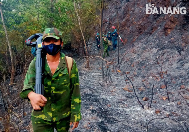  The functional force join the fire extinguishment efforts. Photo HOANG HIEP 