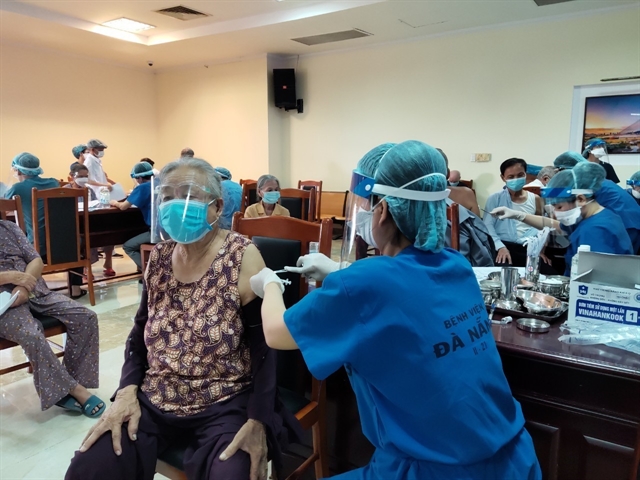 Pfizer vaccines were given to revolution's contributors and people with chronic health issues in Đà Nẵng on August 7. — VNA/VNS Photo