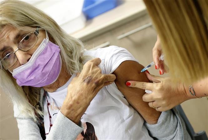 Tiêm vaccine ngừa COVID-19 cho người dân tại Tel Aviv, Israel ngày 12/7/2021. Ảnh: AFP/TTXVN
