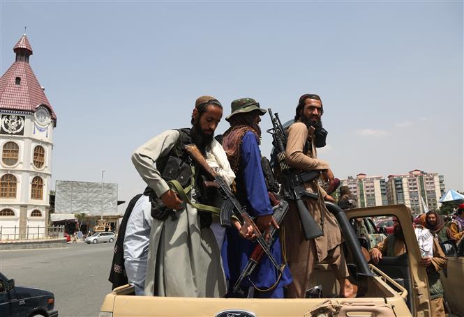 Các tay súng Taliban tại thủ đô Kabul, Afghanistan ngày 17/8/2021. Ảnh: THX/TTXVN