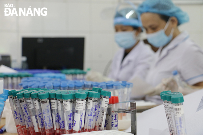 Currently, every day, the CDC receives tens of thousands of samples from localls for testing. Photo: LE HUNG