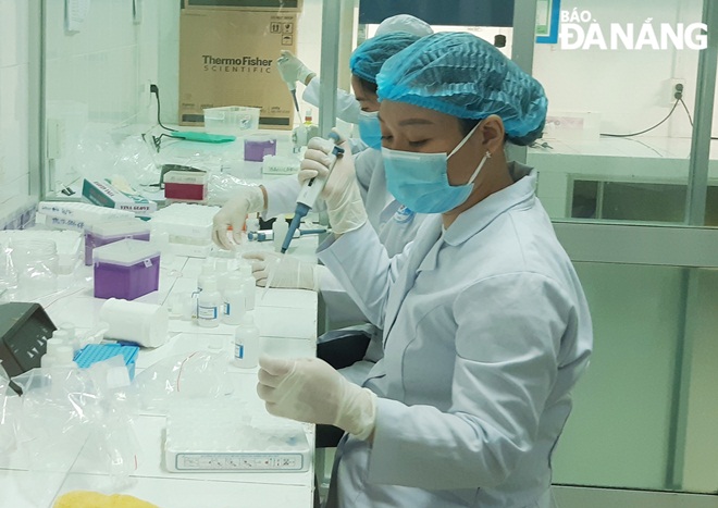 The CDC medical staff sort test results of patient samples. Photo: LE HUNG