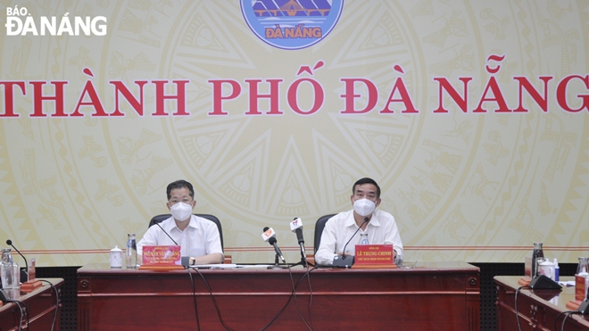 Da Nang Party Committee Secretary Nguyen Van Quang (left) and municipal Peoples Committee Chairman Le Trung Chinh (right) co-chair an online meeting of the municipal Steering Committee for COVID-19 prevention and control on Saturday afternoon. Photo: LE HUNG