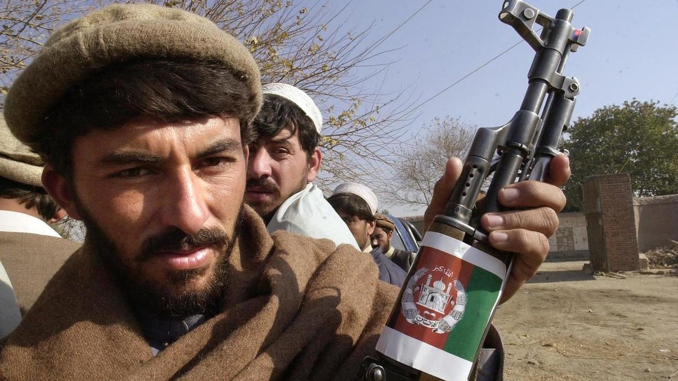 Một tay súng thuộc lực lượng đối kháng với Taliban. Ảnh: Reuters