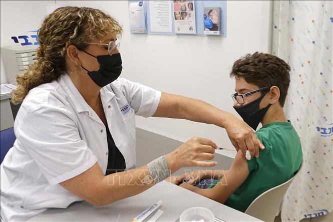 Nhân viên y tế tiêm vaccine COVID-19 cho trẻ em tại Tel Aviv, Israel ngày 6/6/2021. Ảnh: AFP/TTXVN