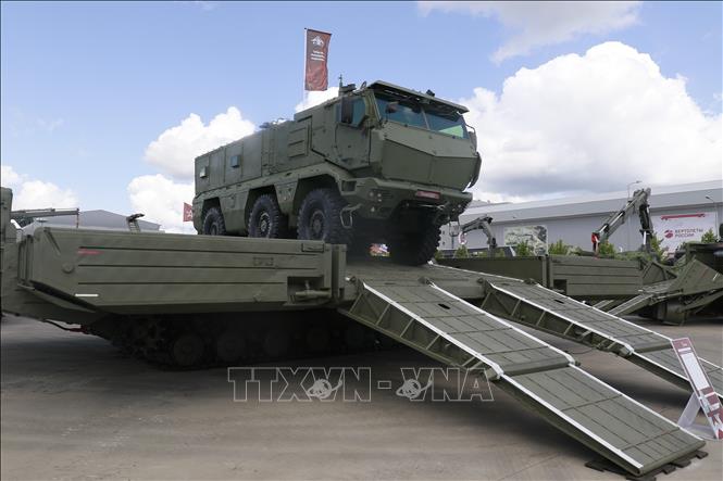 Xe vận chuyển quân sự bọc thép Typhoon-M được vận chuyển bằng phà chuyên dụng.