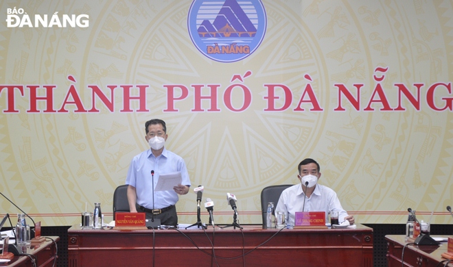 Da Nang Party Committee Secretary Nguyen Van Quang (left) and municipal Peoples Committee Chairman Le Trung Chinh (right) co-chaired an online meeting of the municipal Steering Committee for COVID-19 prevention and control on the afternoon of August 22. Photo: LE HUNG