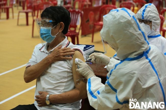 Sở Y tế Đà Nẵng đã và đang triển khai tiêm vắc-xin phòng Covid-19 cho người dân thành phố. (Ảnh Đức Hoàng)