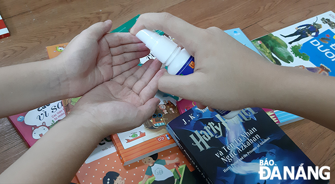 A small action such as disinfecting hands before and after handling utensils helps to effectively avoid contracting the coronavirus. Photo: T.V