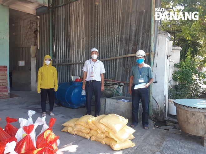 Despite the harsh hot weather, the functional forces of Hoa Khanh Nam Ward still make efforts to deliver gifts to locals here. Photo: PHUONG CHI