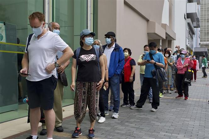 Người dân xếp hàng chờ tiêm vaccine phòng COVID-19 tại Hong Kong, Trung Quốc ngày 6/4/2021. Ảnh: AP/TTXVN