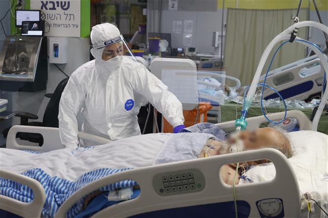 Nhân viên y tế chăm sóc bệnh nhân COVID-19 tại một bệnh viện ở Tel Aviv, Israel. Ảnh: AFP/TTXVN