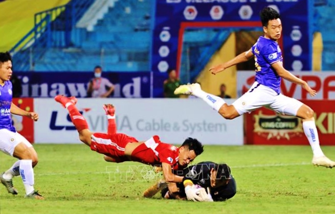 Với việc V-League 2021 dừng lại ngay ở vòng đấu thứ 12, nhiều đại diện lãnh đạo đội bóng có thể thở phào trước bài toán tài chính. Ảnh: TTXVN