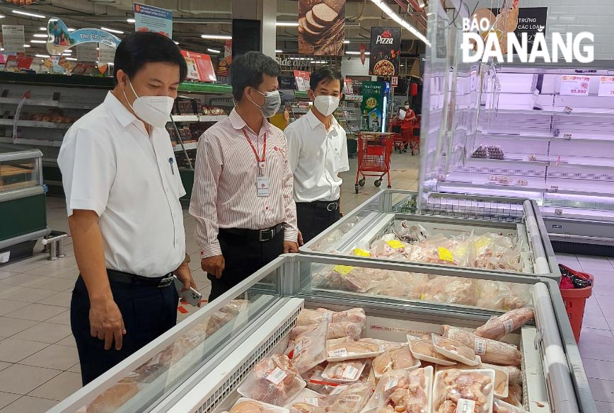 Deputy Secretary of the municipal Party Committee cum Chairman of the People's Council Luong Nguyen Minh Triet (left) inspects goods at Lotte Mart Da Nang (Photo courtesy of the Da Nang Party Committee’s Office)