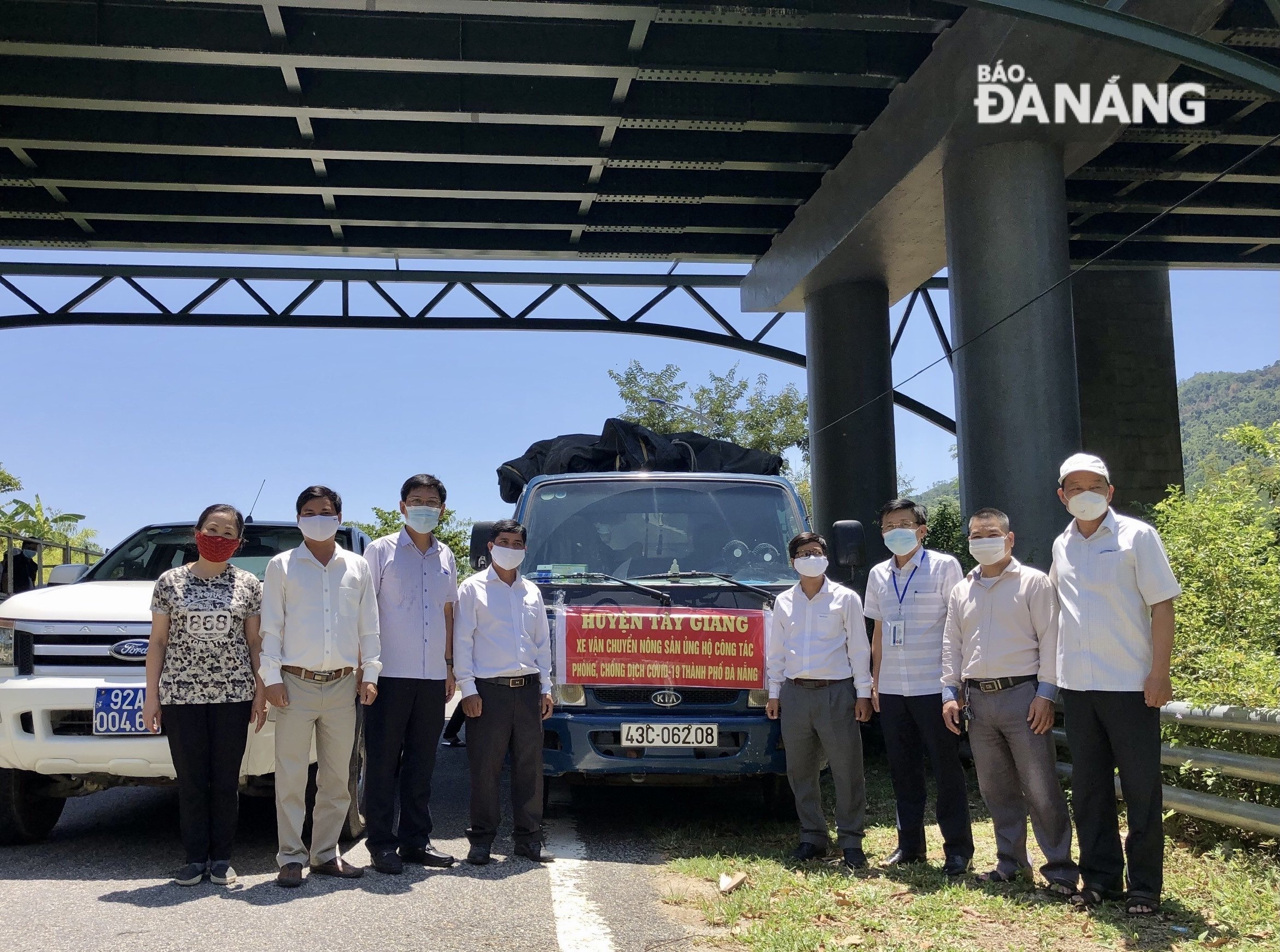 Phó Chủ tịch Thường trực Ủy ban MTTQ Việt Nam thành phố Trần Việt Dũng (thứ 3, phải sang) tiếp nhận ủng hộ do chính quyền và nhân dân huyện Tây Giang (tỉnh Quảng Nam) trao tặng. Ảnh: Mặt trận thành phố