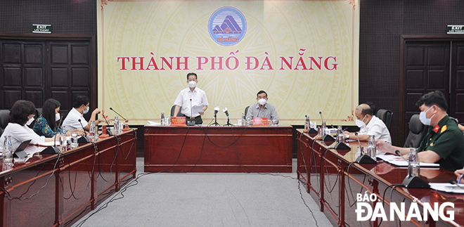 A scene of Da Nang Party Committee Secretary Nguyen Van Quang (left) and municipal Peoples Committee Chairman Le Trung Chinh in the Monday’s online meeting. Photo: LE HUNG