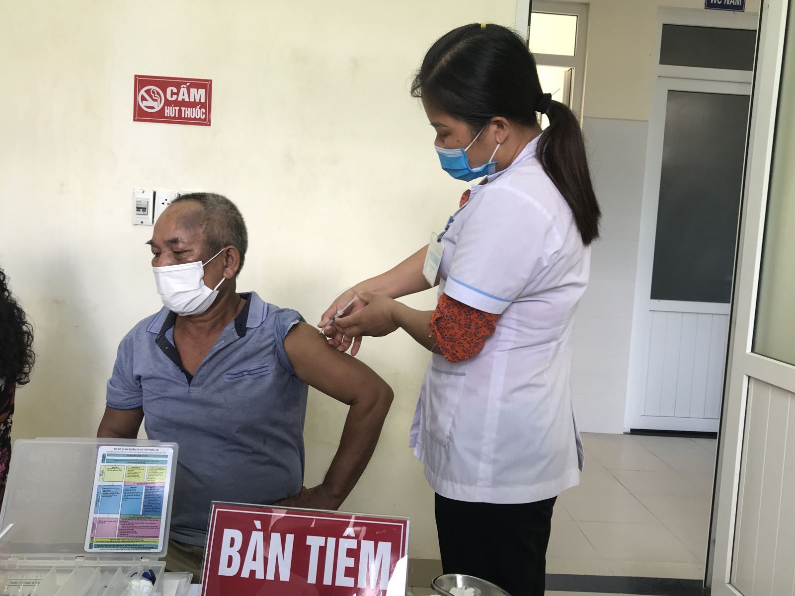 Người dân tiêm vaccine COVID-19 tại Trung tâm Y tế huyện Vị Xuyên (Hà Giang). Ảnh: Nguyễn Chiến/TTXVN