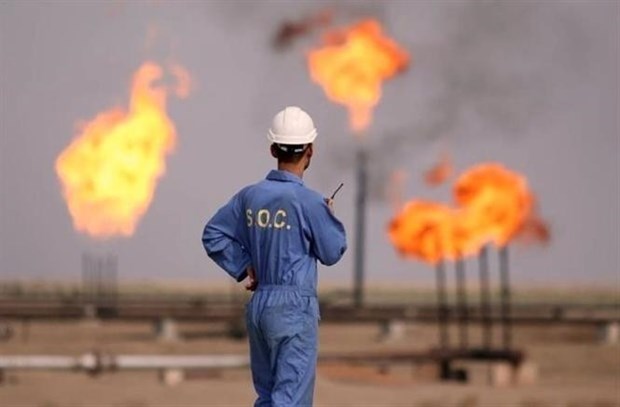Công nhân làm việc tại một cơ sở khai thác dầu của Iran trên đảo Khark. (Ảnh: IRNA/TTXVN)
