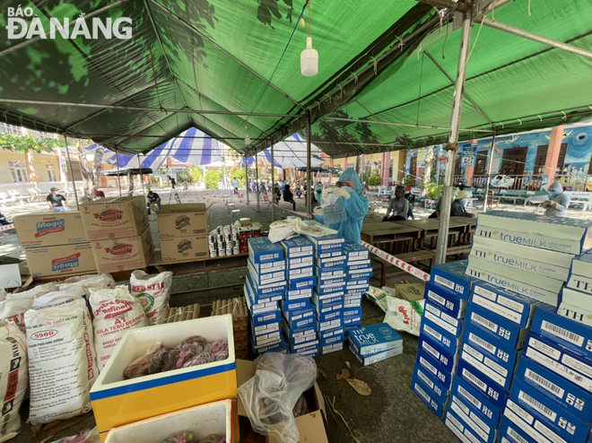 The displays of food and essential goods for sale at a mobile sales point set up in front of the Nguyen Chi Thanh Junior High School in Man Thai Ward, Son Tra District, August 24, 2021. Photo courtesy of the Da Nang Young Entrepreneurs’ Association.