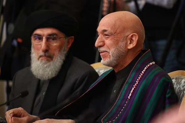 Cựu Tổng thống Hamid Karzai (phải) và cựu Thủ tướng Gulbuddin Hekmatyar của Afghanistan, dự hội nghị quốc tế về Afghanistan tại Moskva (Nga), ngày 18/3/2021. (Ảnh: AFP/TTXVN)