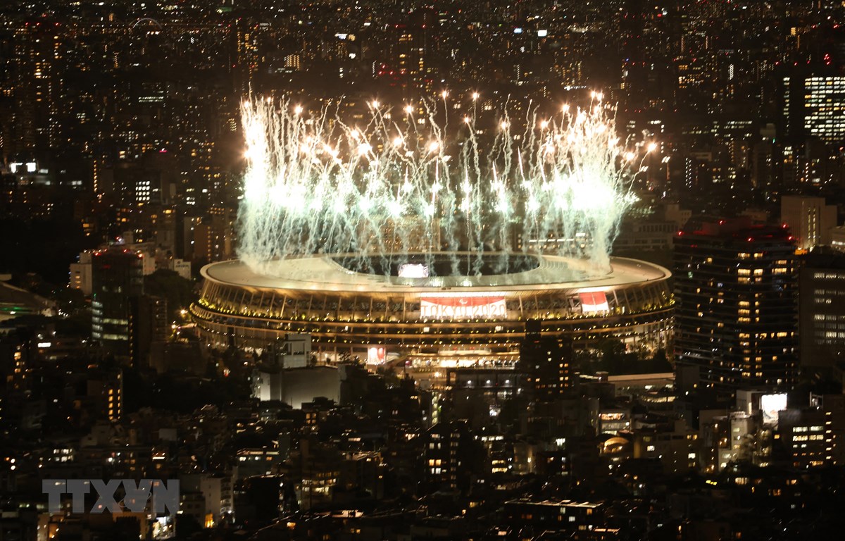 Màn trình diễn pháo hoa tại Lễ khai mạc Paralympic Tokyo 2020, tại Tokyo, Nhật Bản, ngày 24/8/2021. (Ảnh: AFP/ TTXVN)