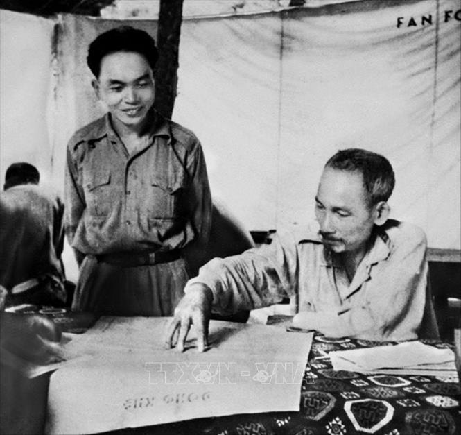 Chủ tịch Hồ Chí Minh và Đại tướng, Tổng Tư lệnh Võ Nguyên Giáp bàn kế hoạch tấn công căn cứ Đông Khê, mở màn Chiến dịch biên giới (năm 1950). Ảnh: Tư liệu TTXVN