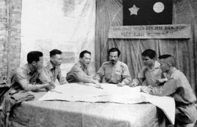 Đại tướng, Tổng tư lệnh Võ Nguyên Giáp và Hoàng thân Souphanouvong bàn kế hoạch mở chiến dịch Thượng Lào năm 1953. Ảnh: Tư liệu/TTXVN phát