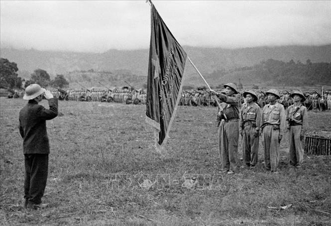 Đại tướng Võ Nguyên Giáp trao cờ “Quyết chiến, Quyết thắng” của Chủ tịch Hồ Chí Minh tặng các đơn vị lập công trong Chiến dịch Điện Biên Phủ năm 1954. Ảnh: Tư liệu TTXVN