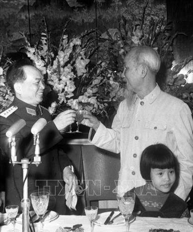 Chủ tịch Hồ Chí Minh và Đại tướng Võ Nguyên Giáp tại buổi chiêu đãi nhân kỷ niệm lần thứ 22 Ngày thành lập QĐND Việt Nam (22-12-1966). Ảnh: TTXVN