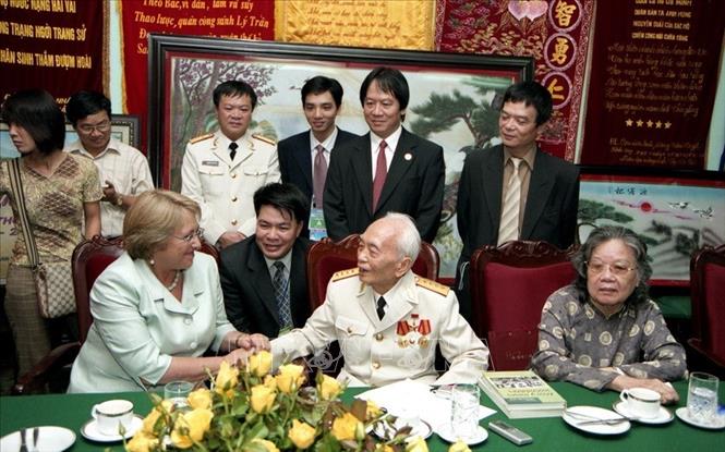 Ngày 17-11-2006, tại Hà Nội, Đại tướng Võ Nguyên Giáp tiếp Tổng thống Chile Michelle Bachelet nhân chuyến thăm chính thức Việt Nam. Ảnh: Thống Nhất/TTXVN