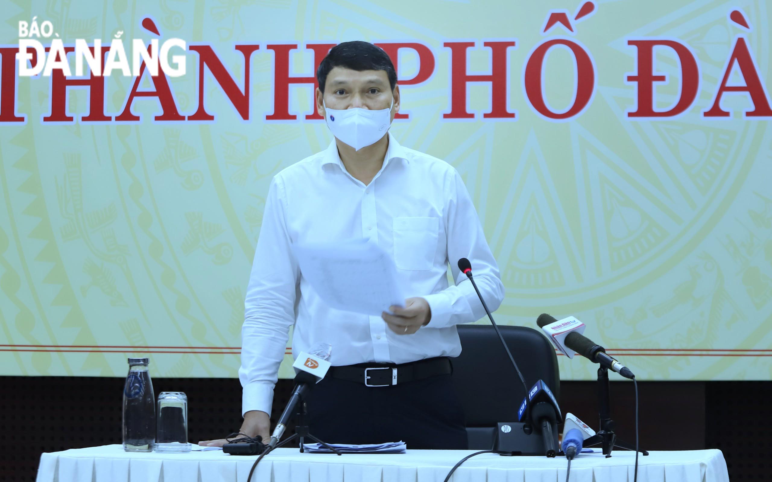 Vice Chairman of the municipal People's Committee Ho Ky Minh addresses the press conference on the practice of the stay-at-home order in the city, August 24, 2021. Photo: NGOC PHU