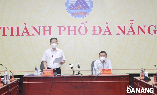 Da Nang Party Committee Secretary Nguyen Van Quang (left) and municipal Peoples Committee Chairman Le Trung Chinh co-chaired Tuesday’s online meeting. Photo: LE HUNG