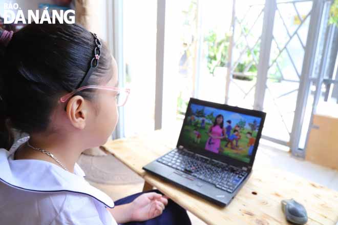 Da Nang pupils attend the online opening ceremony for the 2020-2021 school year. Photo: NGOC HA