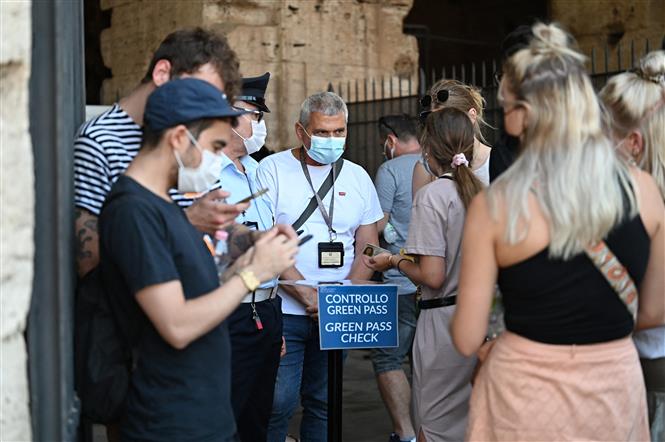 Nhân viên an ninh kiểm tra chứng nhận COVID-19 của khách tham quan tại Rome, Italy, ngày 6/8/2021. Ảnh: AFP/ TTXVN