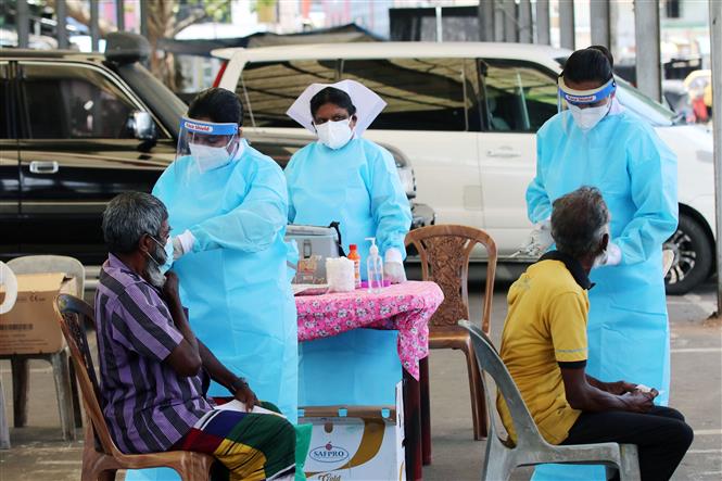 Nhân viên y tế tiêm vaccine ngừa COVID-19 cho người dân tại Colombo, Sri Lanka, ngày 24/8/2021. Ảnh: THX/ TTXVN