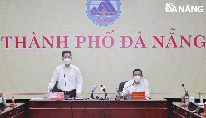 A scene of Da Nang Party Committee Secretary Nguyen Van Quang (left) mand municipal Peoples Committee Chairman Le Trung Chinh in an online meeting of the municipal Steering Committee for COVID-19 prevention and control on Wednesday afternoon. Photo: LE HUNG