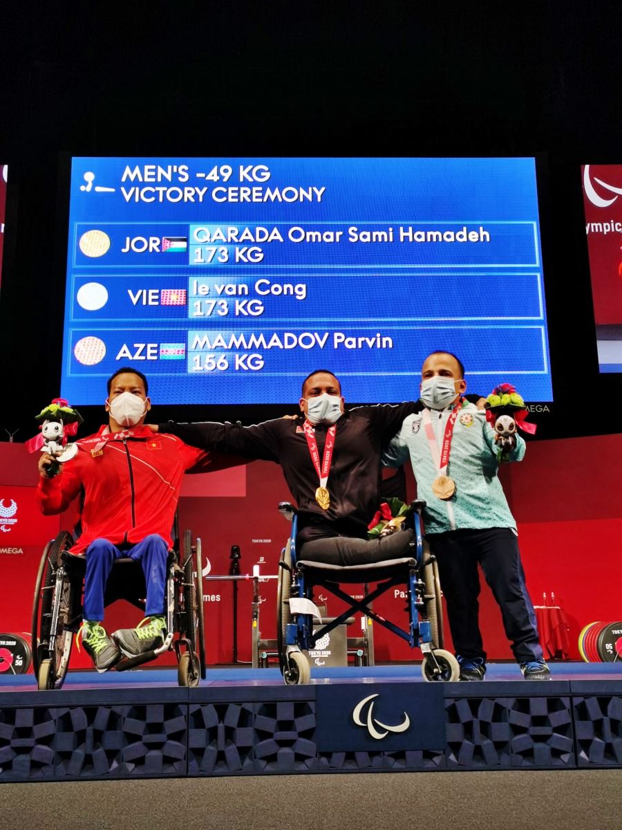 Lê Văn Công trên bục nhận huy chương Paralympic Tokyo 2020. Ảnh: Trọng Hải/Đoàn Thể thao Việt Nam