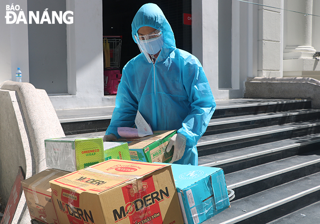 A BigC Mall Da Nang shipper is ready to deliver goods to customers. Photo: VAN HOANG