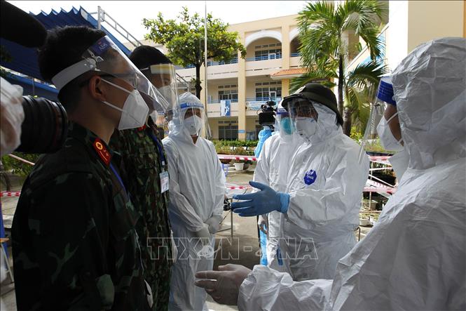 Thủ tướng Phạm Minh Chính thăm hỏi, động viên các bộ, chiến sỹ, y, bác sỹ đang khám điều trị tại khu cách ly tập trung tạm thời ở trường THCS Thạnh Mỹ Lợi, phường Cát Lái, thành phố Thủ Đức. Ảnh: Thanh Vũ/TTXVN