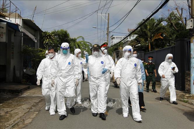 Thủ tướng Phạm Minh Chính thị sát, kiểm tra công tác phòng, chống dịch COVID-19 tại phường Cát Lái, thành phố Thủ Đức. Ảnh: Thanh Vũ/TTXVN