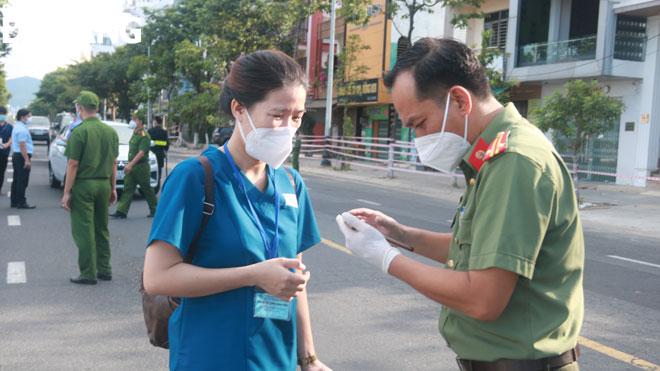 Employees taking on the shift assignment at the workplace must have a travel permit issued by their agencies, and comply with the pandemic prevention and control regulations released by the Ministry of Health and the municipal administration.