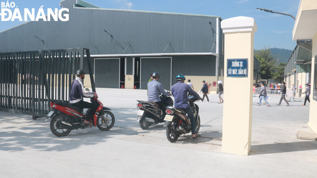 Particularly, operations at factories and production facilities must strictly comply with regulations on COVID-10 prevention and control, assigned up to 30% of the total employees to work, rest and sleep right on the spot. Workers at the An Don Industrial Park perform the work handover.