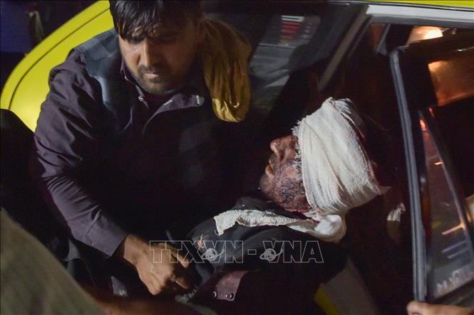 Nhân viên y tế chuyển người bị thương trong vụ nổ bên ngoài sân bay quốc tế ở Kabul, Afghanistan. Ảnh: AFP/TTXVN